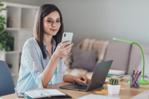 スマートフォンを見る女性