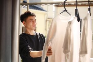 洗濯してる男性